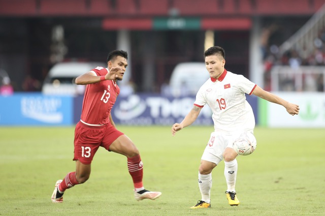 Bán kết AFF Cup 2022: Thủ môn Văn Lâm 2 lần cứu thua, tuyển Việt Nam hoà kịch tính với Indonesia - Ảnh 1.