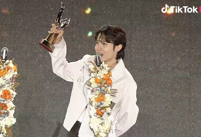Golden Disc Awards 2023: j-hope đại diện BTS nhận giải thưởng cao nhất, IVE bất ngờ “giả trân&quot; khi được Daesang - Ảnh 1.