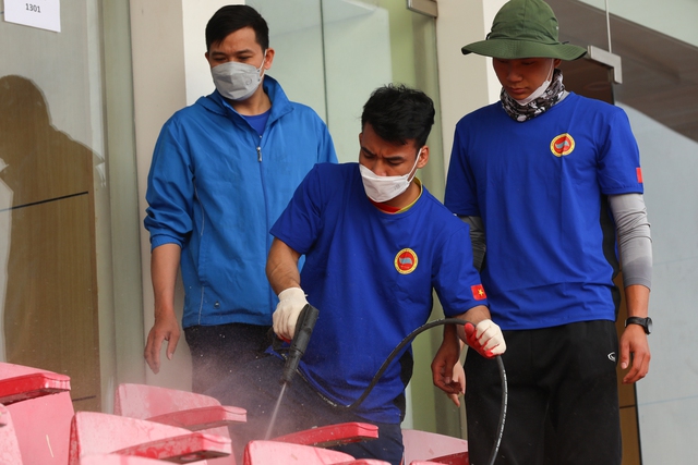 Lực lượng Đoàn Thanh niên phối hợp triển khai công tác dọn dẹp, vệ sinh cảnh quan sân Mỹ Đình - Ảnh 2.