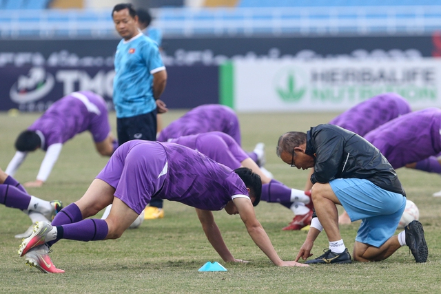 Văn Đức trêu chọc Tuấn Hải bất ngờ bị bật lại, Hồng Duy tập luyện bình thường chờ đấu Indonesia - Ảnh 4.