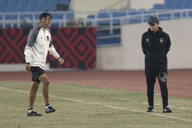HLV Shin Tae Yong kiểm tra mặt sân, các cầu thủ Indonesia thoải mái trước trận đấu với Việt Nam - Ảnh 2.