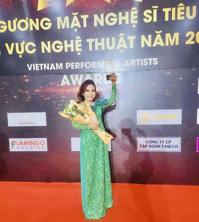 Nghệ sĩ Bình Tinh được vinh danh “Gương mặt nghệ sĩ tiêu biểu ngành nghệ thuật 2022” - Ảnh 2.