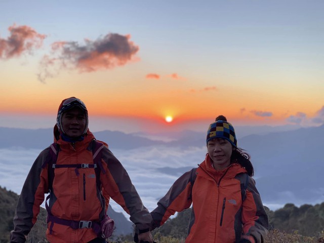 Nên duyên nhờ mê du lịch, cặp đôi chinh phục 12 đỉnh núi cao nhất Việt Nam, chụp bộ ảnh cưới độc đáo - Ảnh 1.