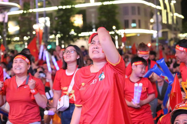 CĐV ăn mừng kiểu Viking sau chiến thắng 2-0 giúp ĐT Việt Nam thẳng tiến chung kết AFF Cup 2022 - Ảnh 13.