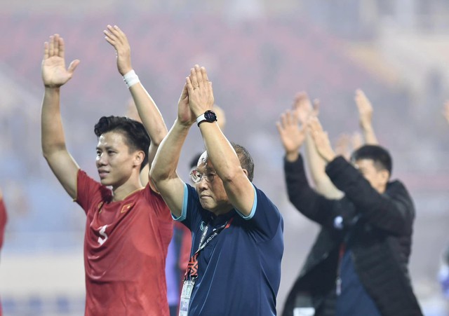 CĐV ăn mừng kiểu Viking sau chiến thắng 2-0 giúp ĐT Việt Nam thẳng tiến chung kết AFF Cup 2022 - Ảnh 3.