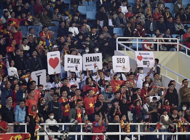 CĐV ăn mừng kiểu Viking sau chiến thắng 2-0 giúp ĐT Việt Nam thẳng tiến chung kết AFF Cup 2022 - Ảnh 2.