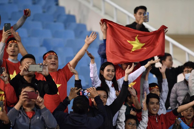 CĐV ăn mừng kiểu Viking sau chiến thắng 2-0 giúp ĐT Việt Nam thẳng tiến chung kết AFF Cup 2022 - Ảnh 6.