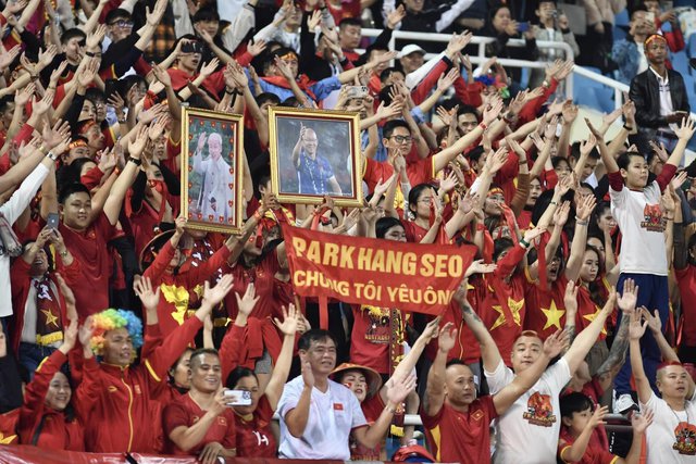 CĐV ăn mừng kiểu Viking sau chiến thắng 2-0 giúp ĐT Việt Nam thẳng tiến chung kết AFF Cup 2022 - Ảnh 1.