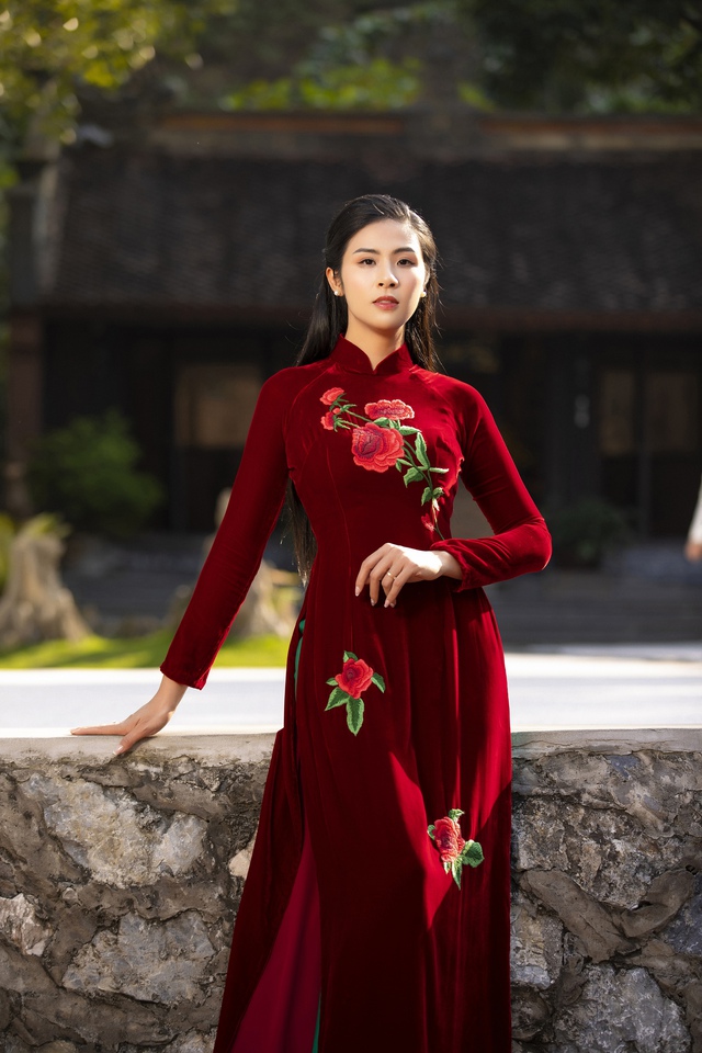 Hoa hậu Ngọc Hân duyên dáng với áo dài - Ảnh 4.