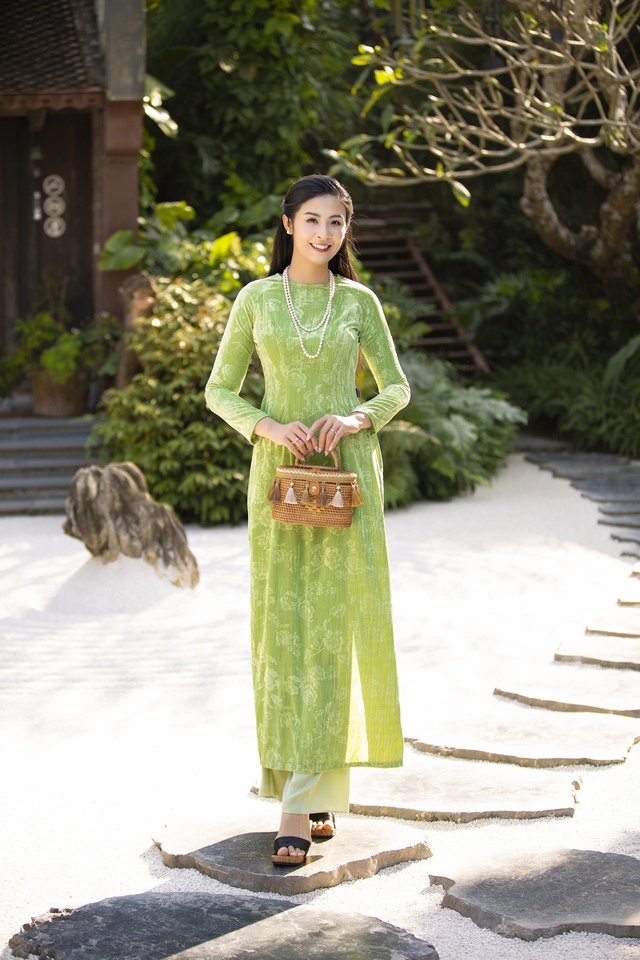 Hoa hậu Ngọc Hân duyên dáng với áo dài - Ảnh 3.
