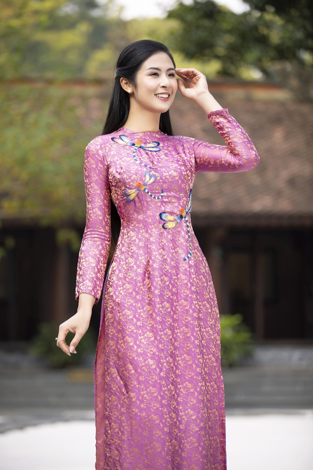 Hoa hậu Ngọc Hân duyên dáng với áo dài - Ảnh 1.