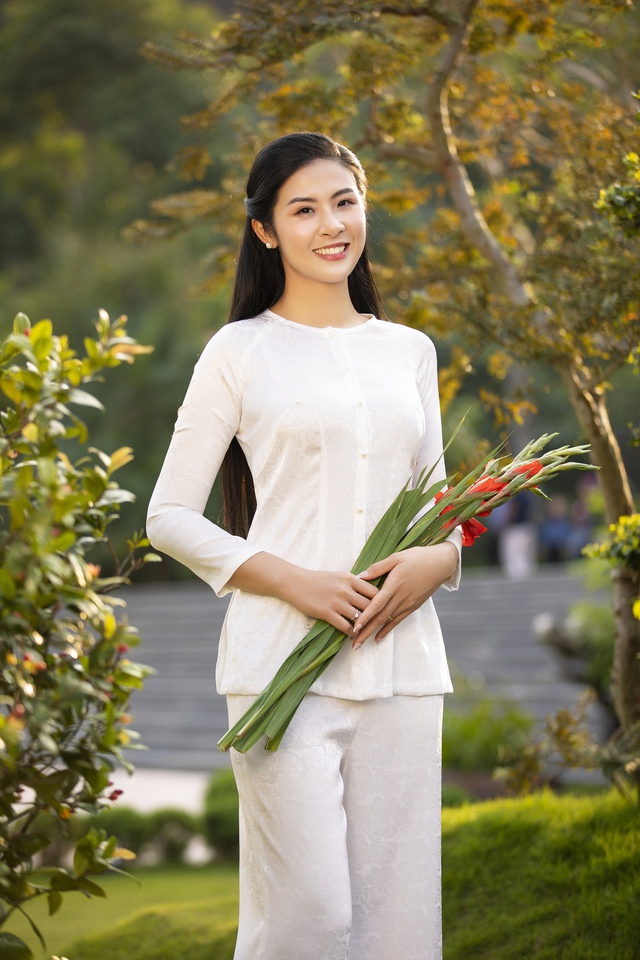 Hoa hậu Ngọc Hân duyên dáng với áo dài - Ảnh 6.