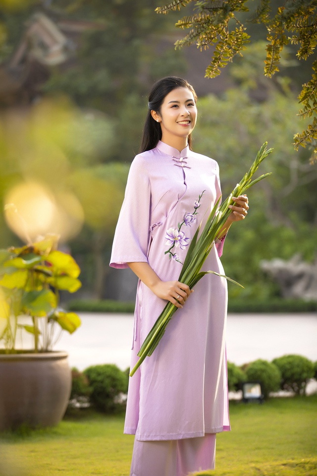Hoa hậu Ngọc Hân duyên dáng với áo dài - Ảnh 5.