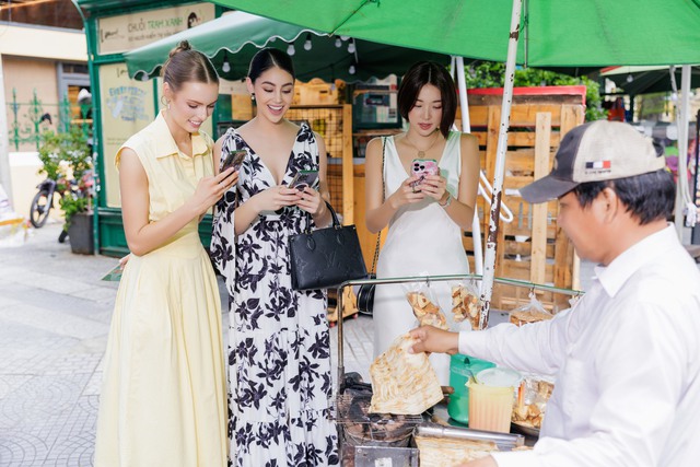 Hoa hậu Trái đất thích thú trải nghiệm ẩm thực đường phố Việt Nam - Ảnh 2.