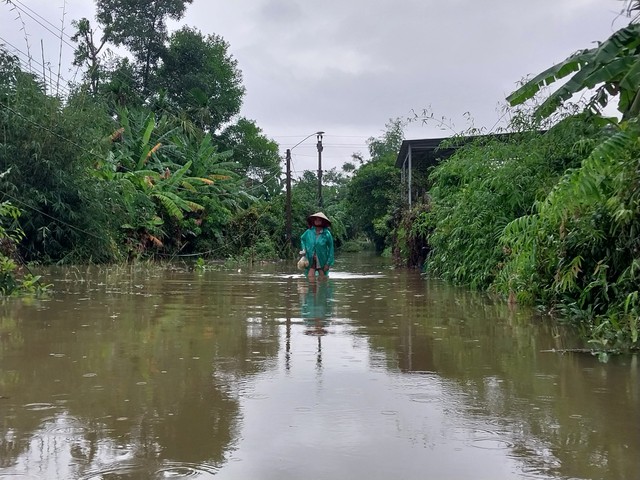 Mưa lớn gây ngập cục bộ nhiều nơi tại Thừa Thiên Huế - Ảnh 2.