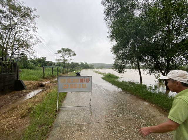 Mưa lớn gây ngập cục bộ nhiều nơi tại Thừa Thiên Huế - Ảnh 1.