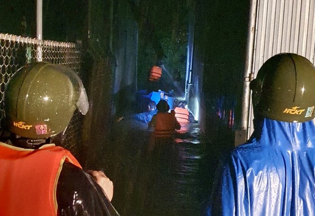 Mưa lớn gây ngập cục bộ nhiều nơi tại Thừa Thiên Huế - Ảnh 6.