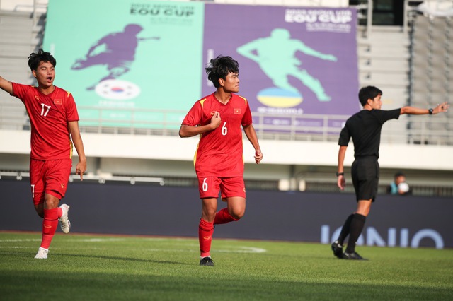 Cúp Tứ hùng quốc tế: Công Phương đá phạt thành bàn, U18 Việt Nam gây bất ngờ trước đội bóng châu Âu - Ảnh 1.