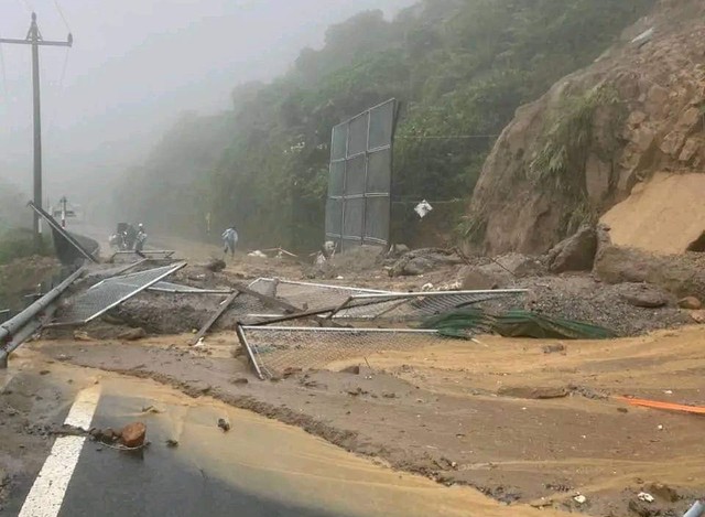 Đèo Hải Vân sạt lở do mưa lớn, cấm phương tiện lưu thông - Ảnh 1.