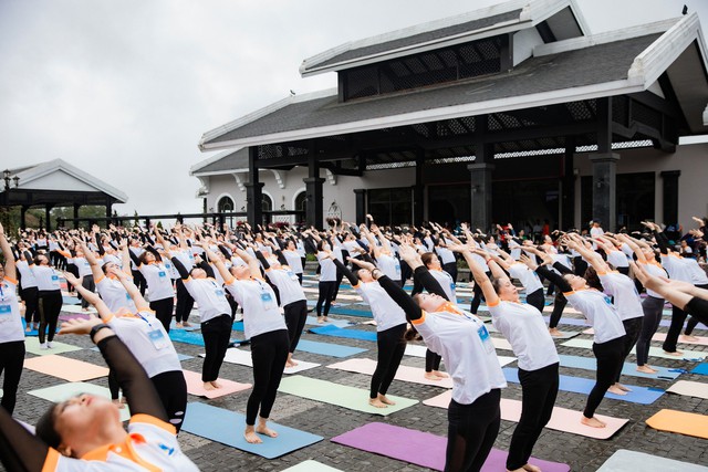 Gần 1.000 người tham gia giải thi đấu Yoga Hướng mặt trời lần 2 - Ảnh 1.