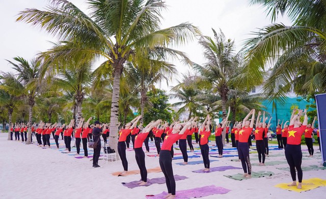Gần 1.000 người tham gia giải thi đấu Yoga Hướng mặt trời lần 2 - Ảnh 2.