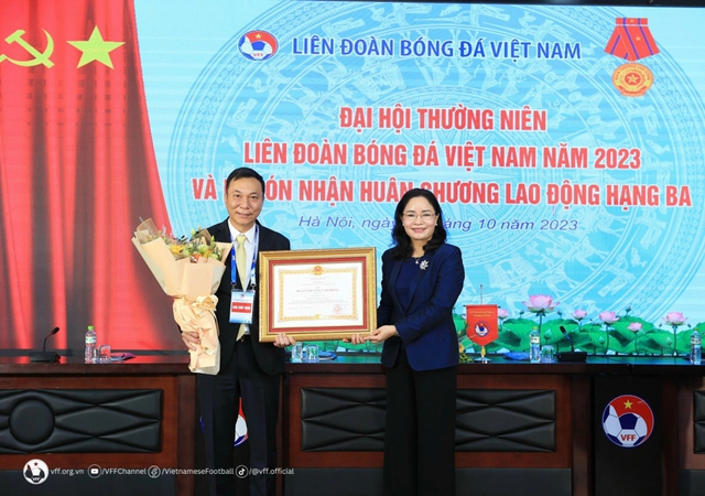 Tặng thưởng Huân chương Lao động hạng Ba cho Liên đoàn Bóng đá Việt Nam  - Ảnh 2.