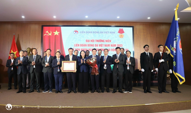 Tặng thưởng Huân chương Lao động hạng Ba cho Liên đoàn Bóng đá Việt Nam  - Ảnh 1.