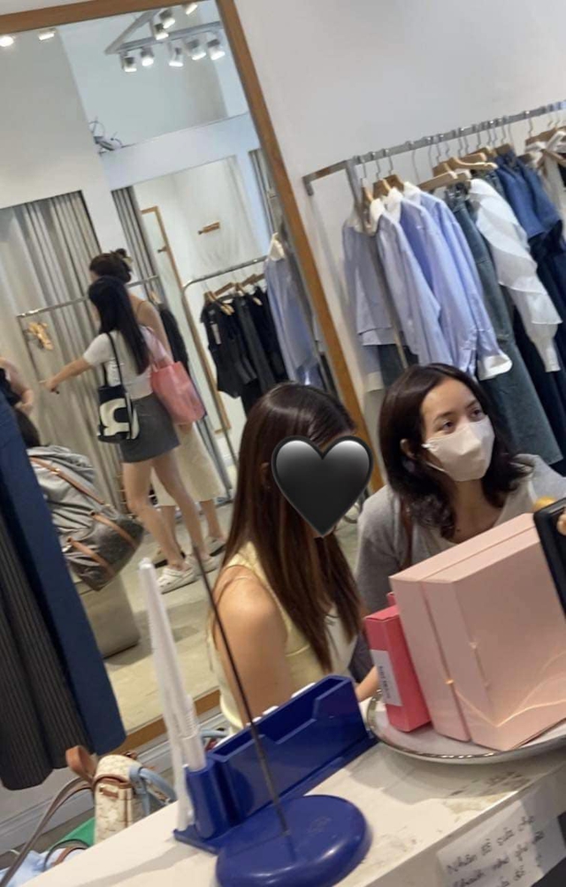 Lisa shopping ở Việt Nam: Càn quét từ local brand đến hàng ''sida'', không ngại trả giá  - Ảnh 2.