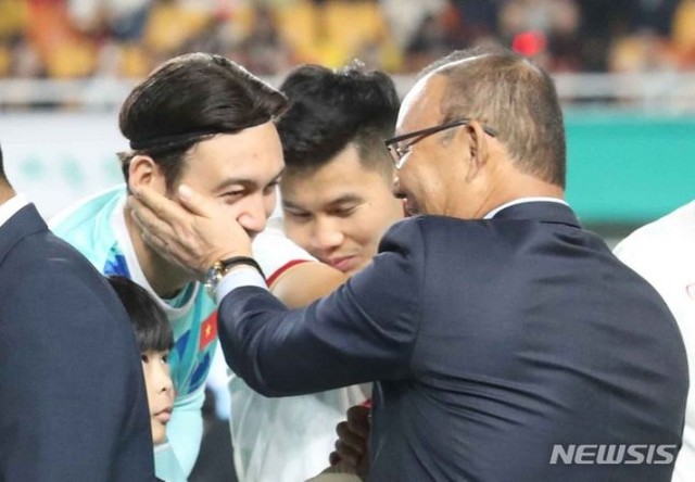 Ông Park Hang-seo bắt tay HLV Troussier, ôm khích lệ và tặng mỹ phẩm cho các học trò cũ tuyển Việt Nam - Ảnh 3.
