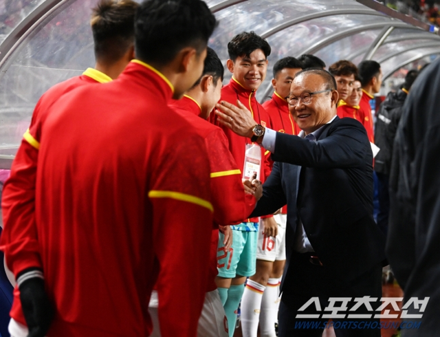 Ông Park Hang-seo bắt tay HLV Troussier, ôm khích lệ và tặng mỹ phẩm cho các học trò cũ tuyển Việt Nam - Ảnh 4.