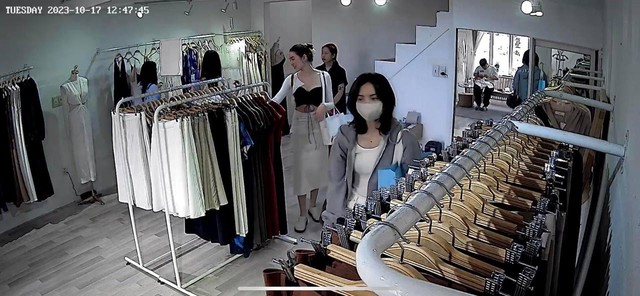Lisa shopping ở Việt Nam: Càn quét từ local brand đến hàng ''sida'', không ngại trả giá  - Ảnh 4.