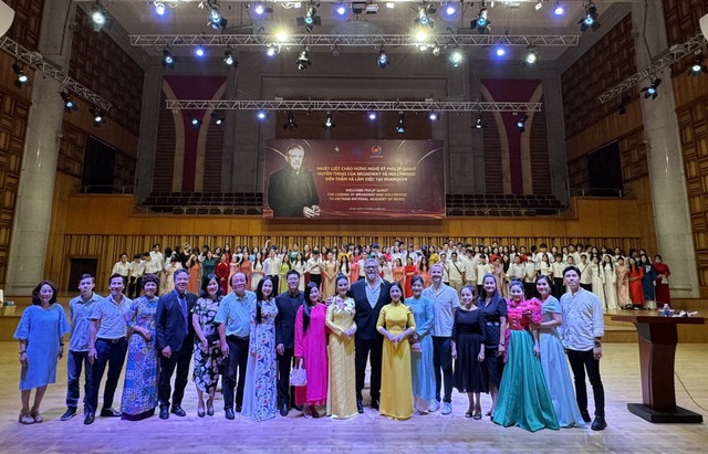 &quot;Huyền thoại sống&quot; của nhạc kịch thế giới Philip Quast giao lưu với sinh viên Học viện Âm nhạc Quốc gia Việt Nam - Ảnh 4.