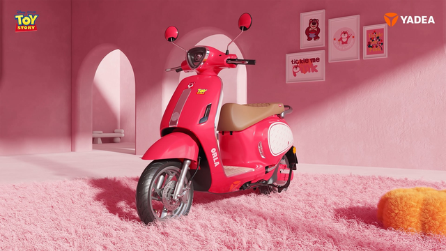 Xe máy điện Yadea Orla phiên bản Gấu Dâu Lotso - Món quà hồng cho Ngày Phụ Nữ Việt Nam - Ảnh 2. Xe máy điện Yadea Orla phiên bản Gấu Dâu Lotso - Món quà hồng cho Ngày Phụ Nữ Việt Nam - Ảnh 2.