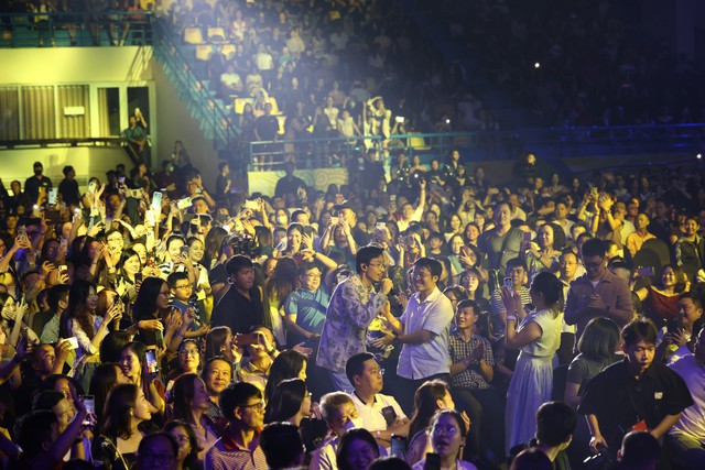 Mỹ Tâm rơi nước mắt trong đêm nhạc tại Hà Nội, Đen Vâu cùng dàn nghệ sĩ mang đến bữa tiệc của sự “tử tế&quot;  - Ảnh 7.