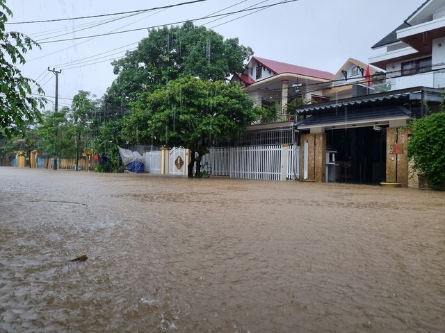 Quảng Trị: Mưa lớn gây ngập nhà dân, nhiều tuyến giao thông chia cắt tạm thời - Ảnh 4.
