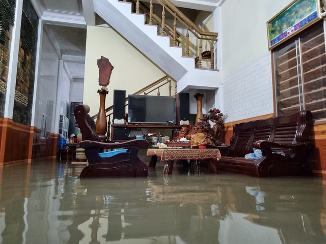 Quảng Trị: Mưa lớn gây ngập nhà dân, nhiều tuyến giao thông chia cắt tạm thời - Ảnh 8.