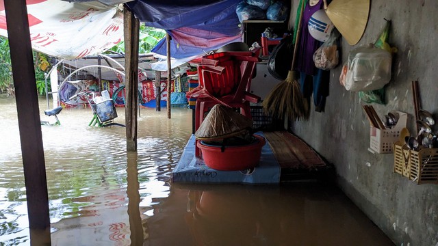 Quảng Trị: Mưa lớn gây ngập nhà dân, nhiều tuyến giao thông chia cắt tạm thời - Ảnh 10.