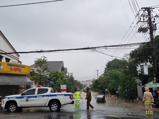 Quảng Trị: Mưa lớn gây ngập nhà dân, nhiều tuyến giao thông chia cắt tạm thời - Ảnh 3.