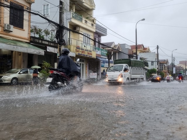 Quảng Trị: Mưa lớn gây ngập nhà dân, nhiều tuyến giao thông chia cắt tạm thời - Ảnh 5.