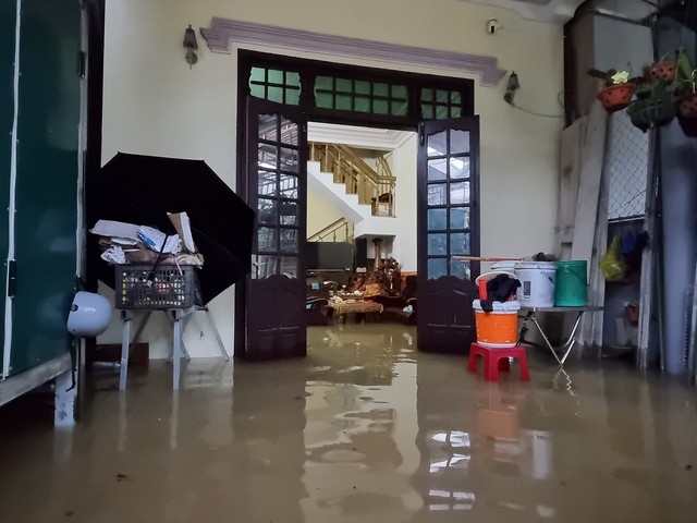 Quảng Trị: Mưa lớn gây ngập nhà dân, nhiều tuyến giao thông chia cắt tạm thời - Ảnh 7.