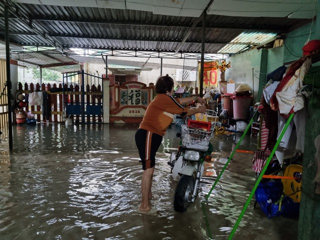 Quảng Trị: Mưa lớn gây ngập nhà dân, nhiều tuyến giao thông chia cắt tạm thời - Ảnh 9.
