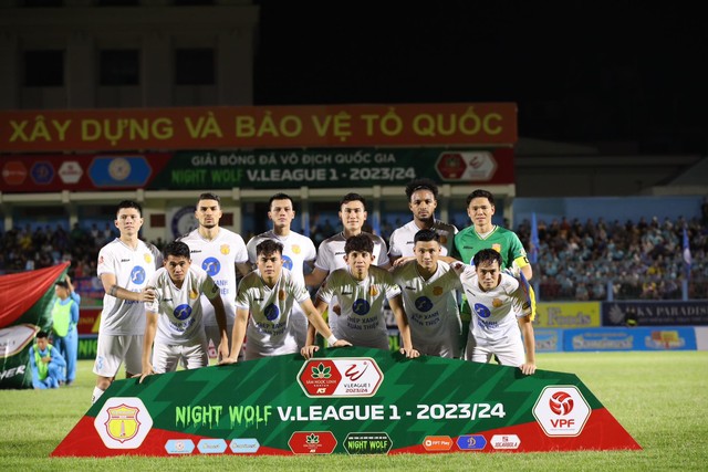 Tiền vệ tuyển Việt Nam ăn mừng kiểu 'bụng bầu' thầm báo tin vui của vợ - Ảnh 1.
