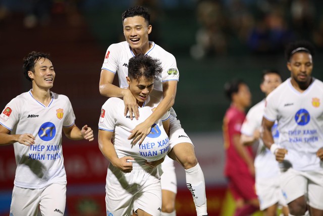 Tiền vệ tuyển Việt Nam ăn mừng kiểu 'bụng bầu' thầm báo tin vui của vợ - Ảnh 3.