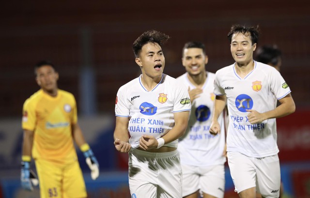 Tiền vệ tuyển Việt Nam ăn mừng kiểu 'bụng bầu' thầm báo tin vui của vợ - Ảnh 2.