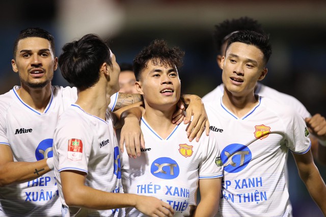 Tiền vệ tuyển Việt Nam ăn mừng kiểu 'bụng bầu' thầm báo tin vui của vợ - Ảnh 6.
