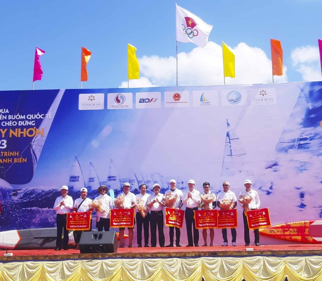 Khai mạc Giải đua thuyền buồm quốc tế và ván chèo đứng Quy Nhơn 2023 - Ảnh 1.