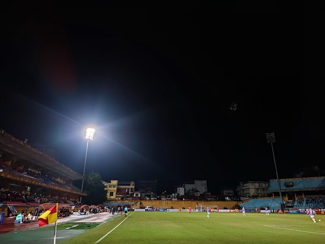 Sân Hàng Đẫy gặp sự cố, trận CLB Hà Nội gặp Hải Phòng bị gián đoạn - Ảnh 2.
