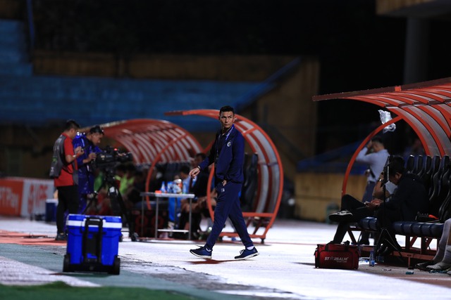 Sân Hàng Đẫy gặp sự cố, trận CLB Hà Nội gặp Hải Phòng bị gián đoạn - Ảnh 4.
