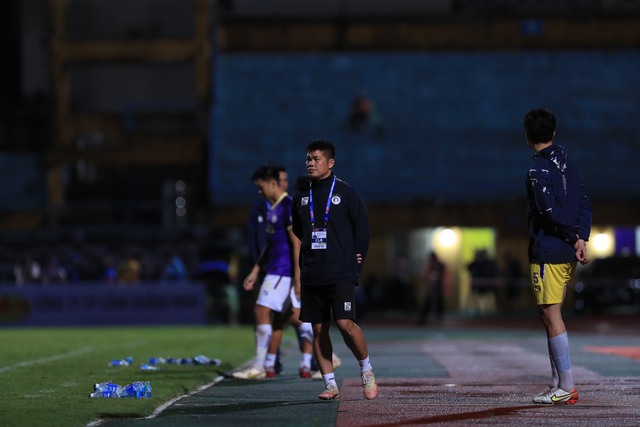 Sân Hàng Đẫy gặp sự cố, trận CLB Hà Nội gặp Hải Phòng bị gián đoạn - Ảnh 5.