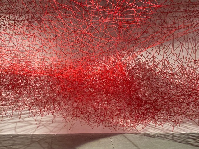 Triển lãm sắp đặt &quot;Thủy triều cảm xúc&quot; của nghệ sĩ Nhật Bản Chiharu Shiota, lần đầu tiên tại Việt Nam - Ảnh 5.